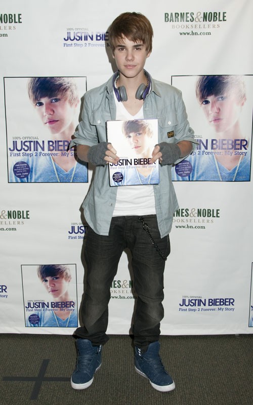 justin bieber haircut november 2010. Photo: Justin Bieber debuts